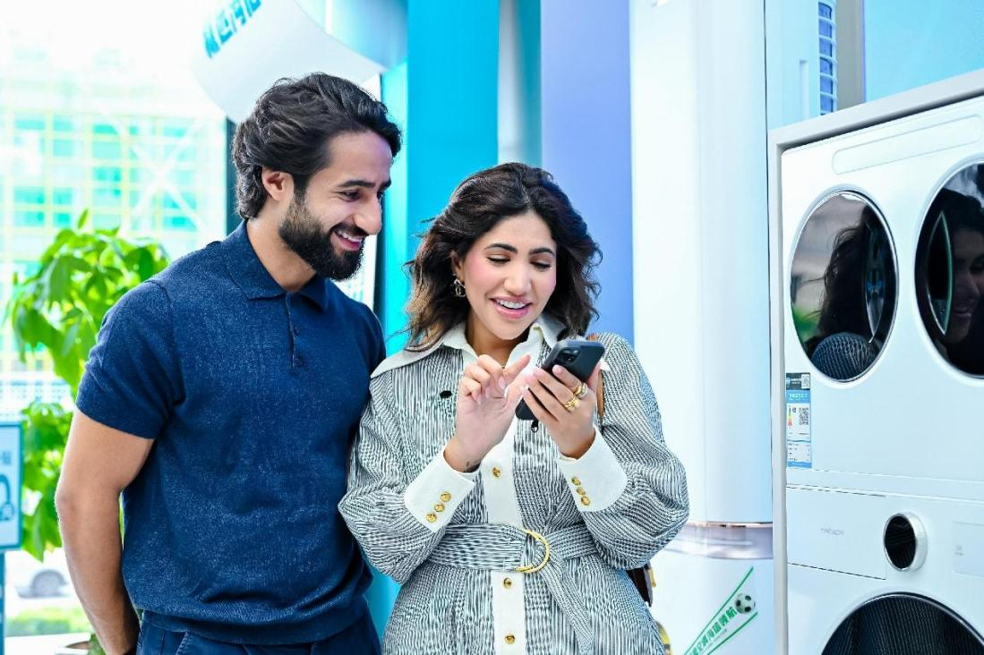 博主在體驗手機操作洗衣機。海信供圖