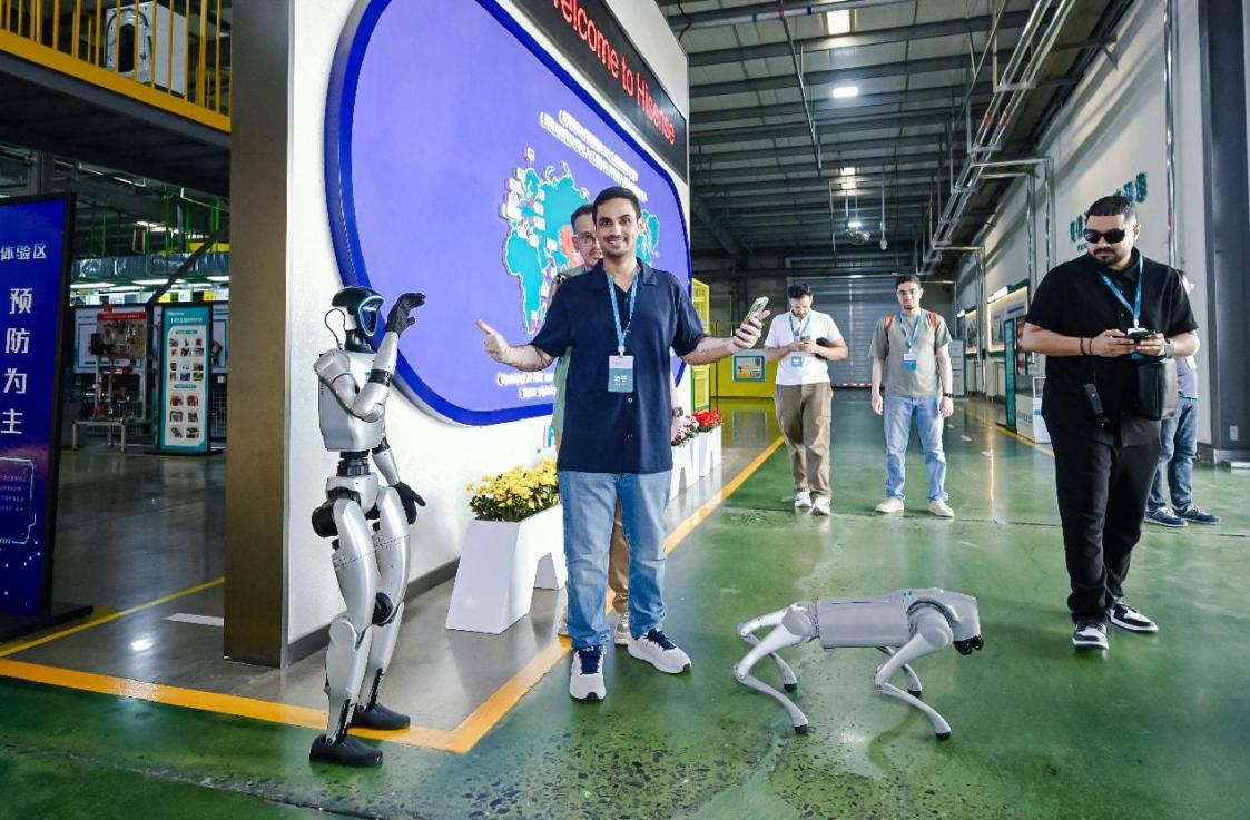 博主們在工廠參觀。海信供圖