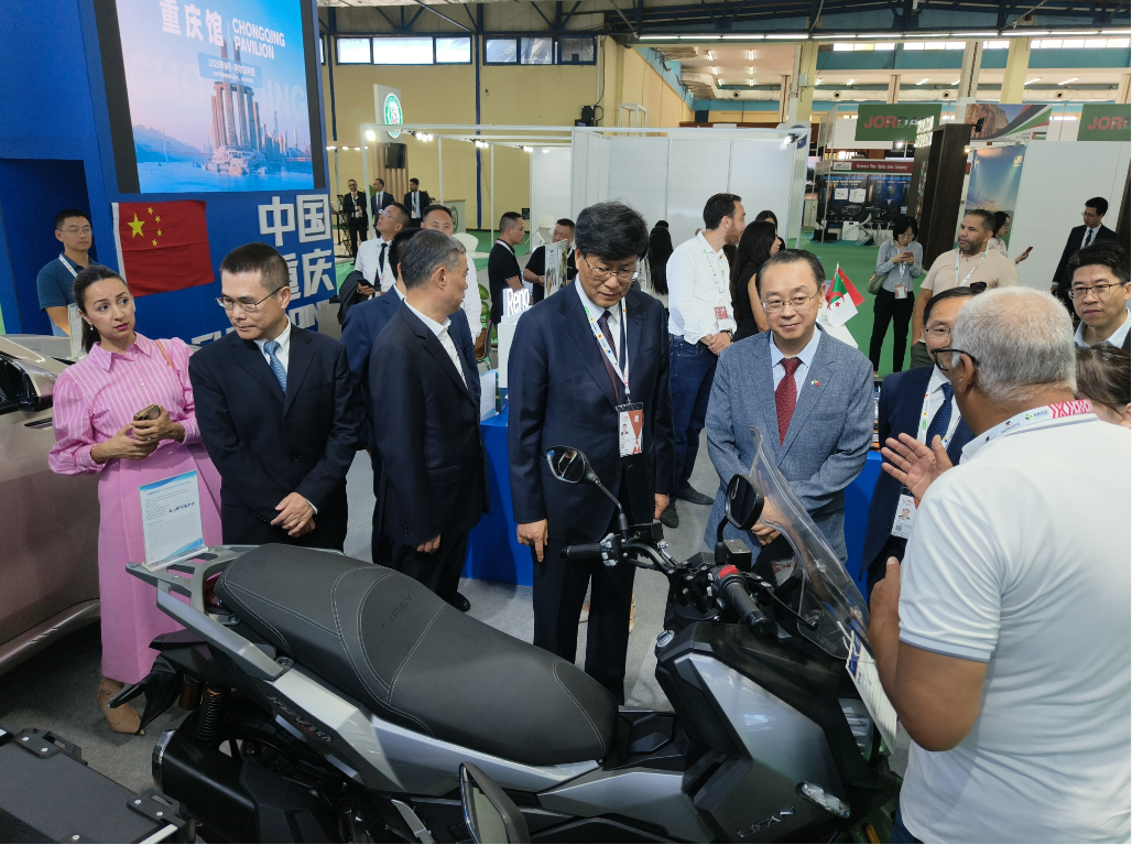 出席活動(dòng)嘉賓與非洲客商駐足交流。主辦方供圖