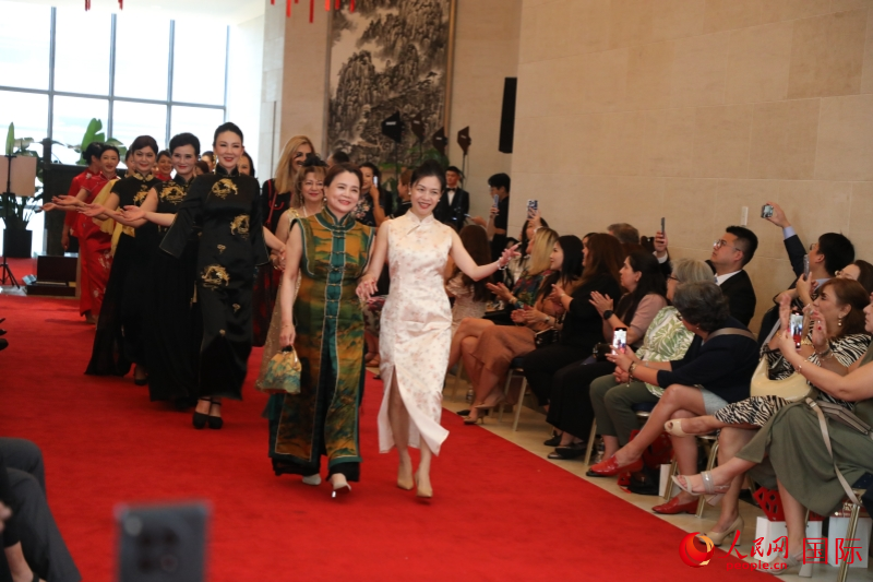 2、美國各界友好人士以及外國駐美使節(jié)體驗旗袍魅力。 人民網(wǎng)記者 李志偉攝_副本