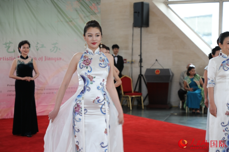 3、當天的活動上進行了旗袍走秀表演與文藝演出。 人民網(wǎng)記者 李志偉攝_副本