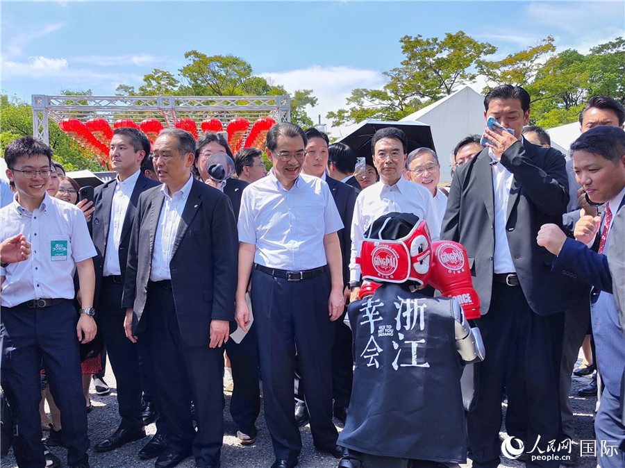 嘉賓與機器人“拳擊手”互動。蔣曉辰攝