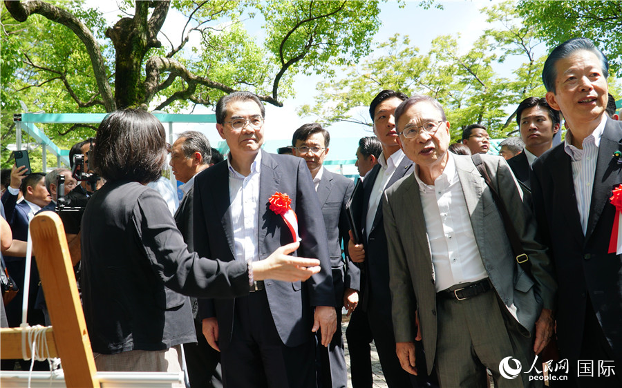 吳江浩大使同嘉賓共同巡展。蔣曉辰攝