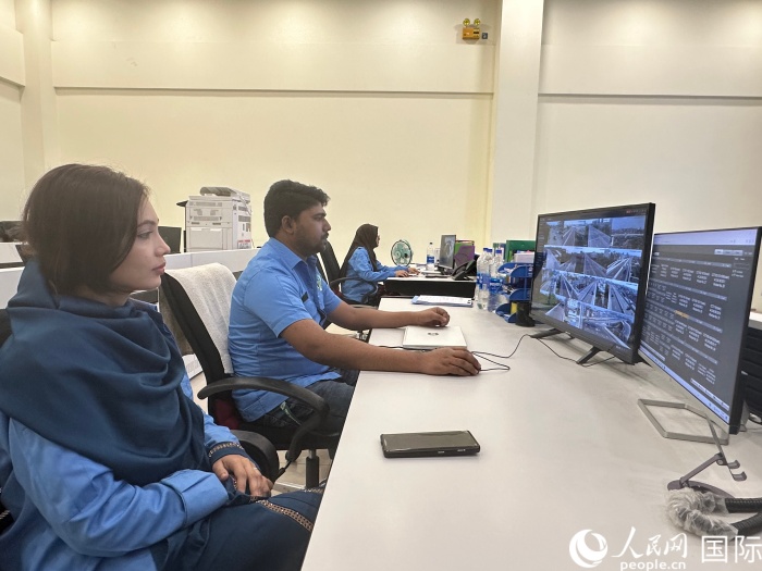 孟加拉國(guó)技術(shù)人員在達(dá)卡機(jī)場(chǎng)高架快速路控制中心工作。人民網(wǎng)記者 孫廣勇攝