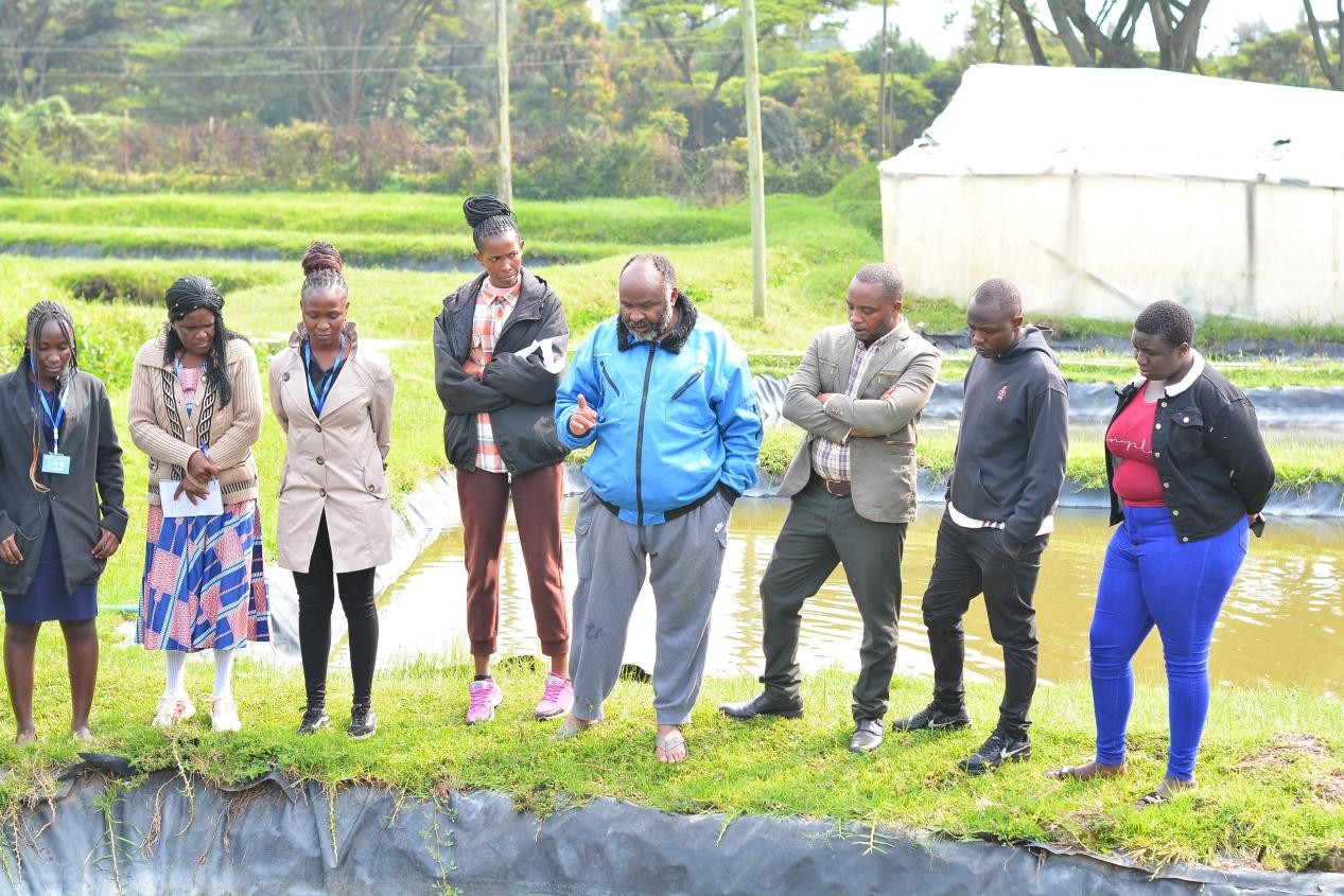 肯尼亞埃格頓大學專家本杰明·穆西米在為學員講授魚類養(yǎng)殖技術。主辦方供圖