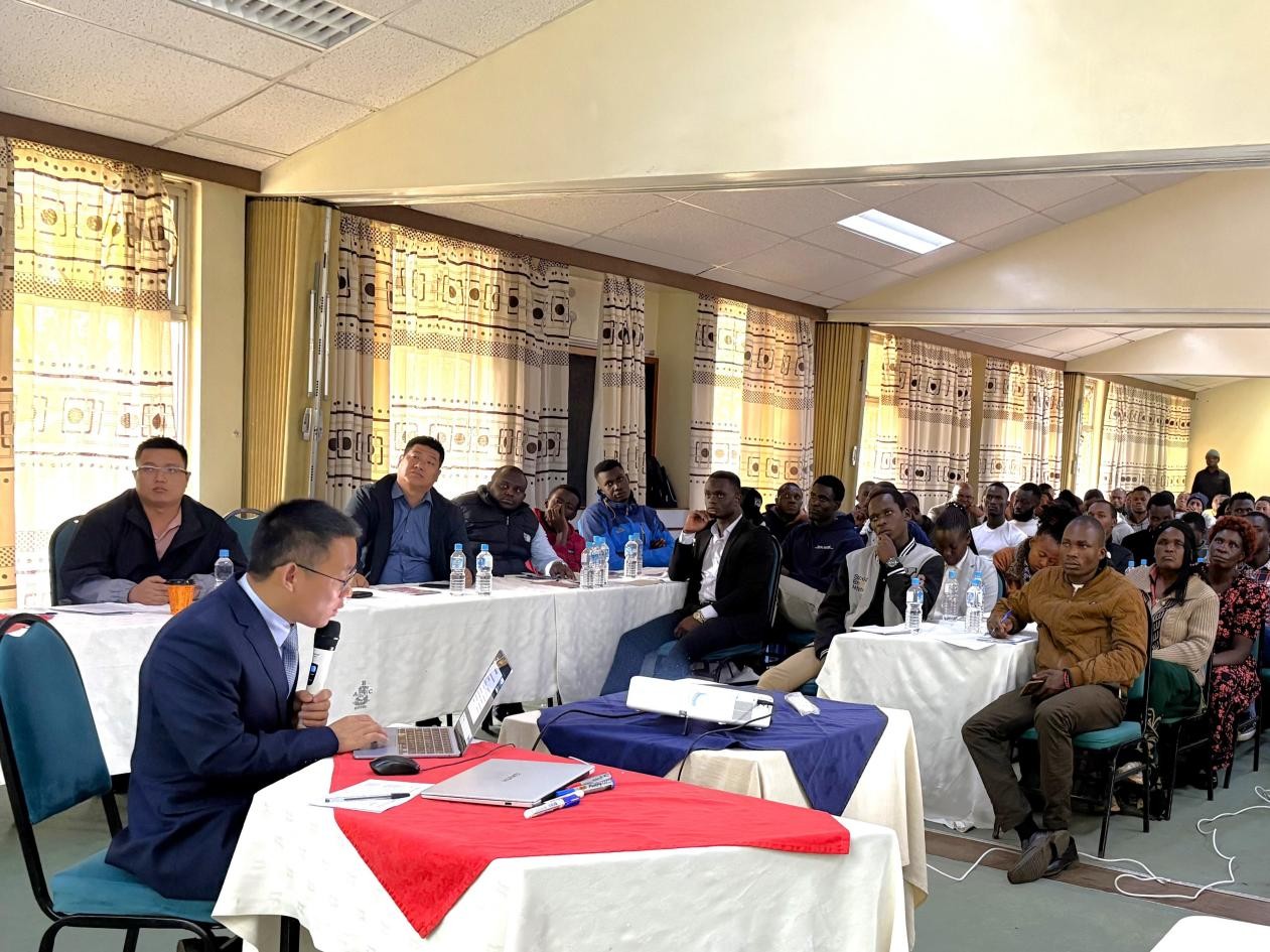 南京農(nóng)業(yè)大學(xué)馮春剛教授在為學(xué)員講授家禽養(yǎng)殖技術(shù)。主辦方供圖