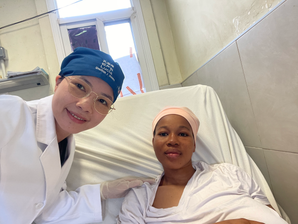 術(shù)后第二天，孔志偉醫(yī)生查看患者恢復(fù)情況   中國援赤醫(yī)療隊(duì) 供圖