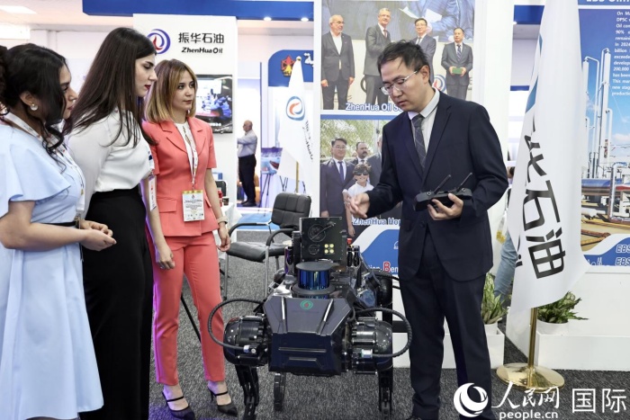 振華石油展示的防爆智能機(jī)器狗，常態(tài)化在油田巡查。人民網(wǎng) 伊納斯·易卜拉欣攝