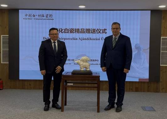 活動贈送儀式。布達(dá)佩斯中國文化中心供圖