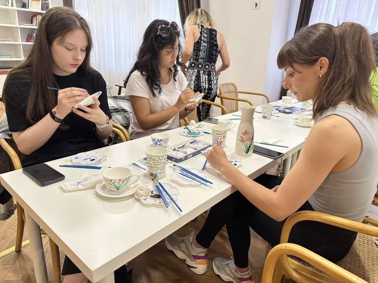 舉辦“白瓷少年”互動體驗(yàn)工作坊。布達(dá)佩斯中國文化中心供圖