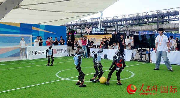 在服貿(mào)會(huì)體育服務(wù)展區(qū)，機(jī)器人踢足球吸引觀眾駐足。人民網(wǎng)記者 吳凱攝