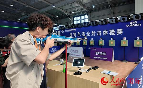 在服貿(mào)會(huì)體育服務(wù)展區(qū)，觀眾體驗(yàn)激光射擊。人民網(wǎng)記者 吳凱攝