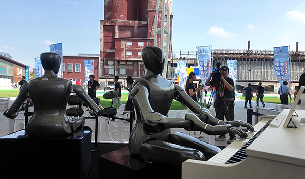 在服貿(mào)會(huì)體育服務(wù)展區(qū)，機(jī)器人在彈鋼琴。人民網(wǎng)記者 吳凱攝