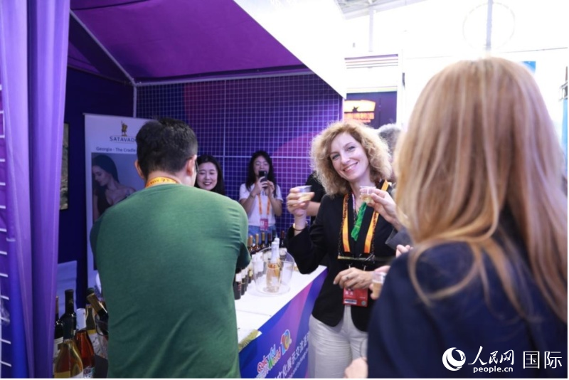 格魯吉亞展商在品嘗紅酒。人民網(wǎng)記者 賈文婷攝