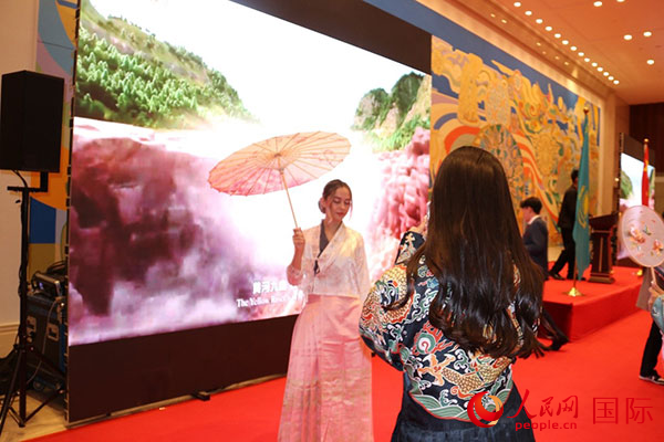 哈薩克斯坦青年體驗(yàn)中國(guó)漢服。人民網(wǎng)記者 李強(qiáng)攝