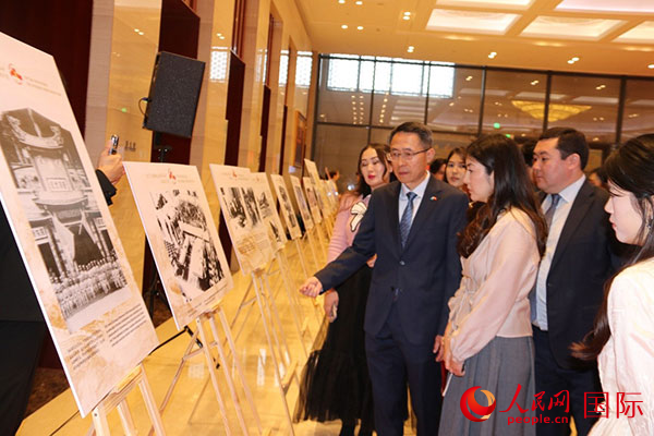 韓春霖大使講述中國(guó)抗戰(zhàn)歷史。人民網(wǎng)記者 李強(qiáng)攝