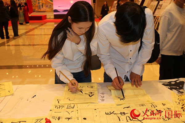 哈薩克斯坦青少年體驗(yàn)中國(guó)傳統(tǒng)書法。人民網(wǎng)記者 李強(qiáng)攝