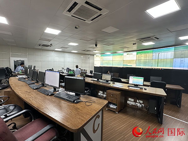技術人員在孟加拉電信公司控制中心操作設備。人民網(wǎng)記者 孫廣勇攝