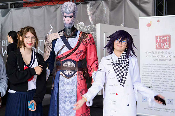 動(dòng)漫愛(ài)好者與“悟空”合影。傅永山 攝