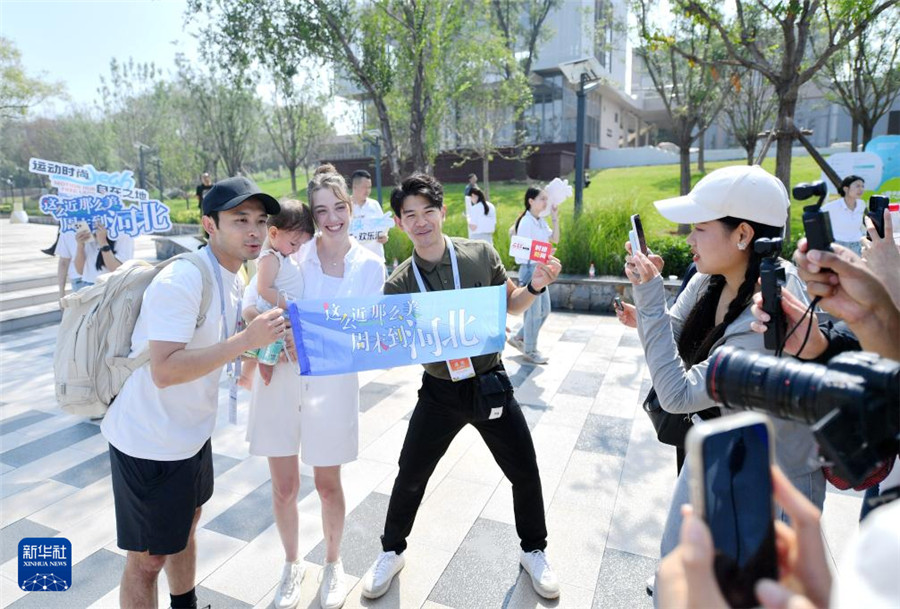 9月14日，游客在石家莊市元氏縣蟠龍湖景區(qū)拍照留念。新華社記者 王曉 攝