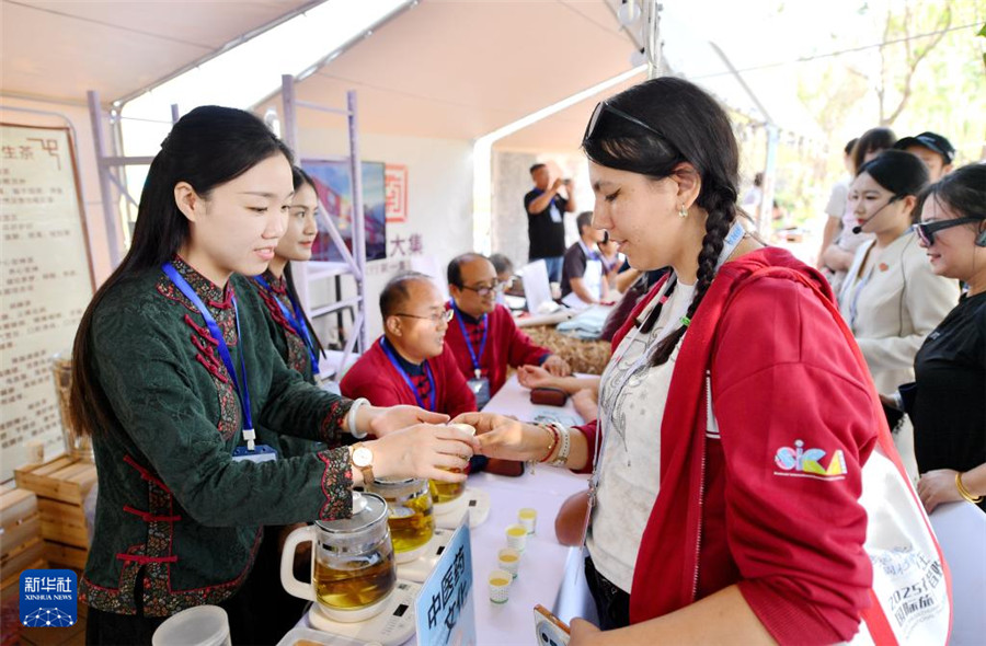9月14日，外國(guó)游客在石家莊市元氏縣了解中醫(yī)藥文化。新華社記者 王曉 攝