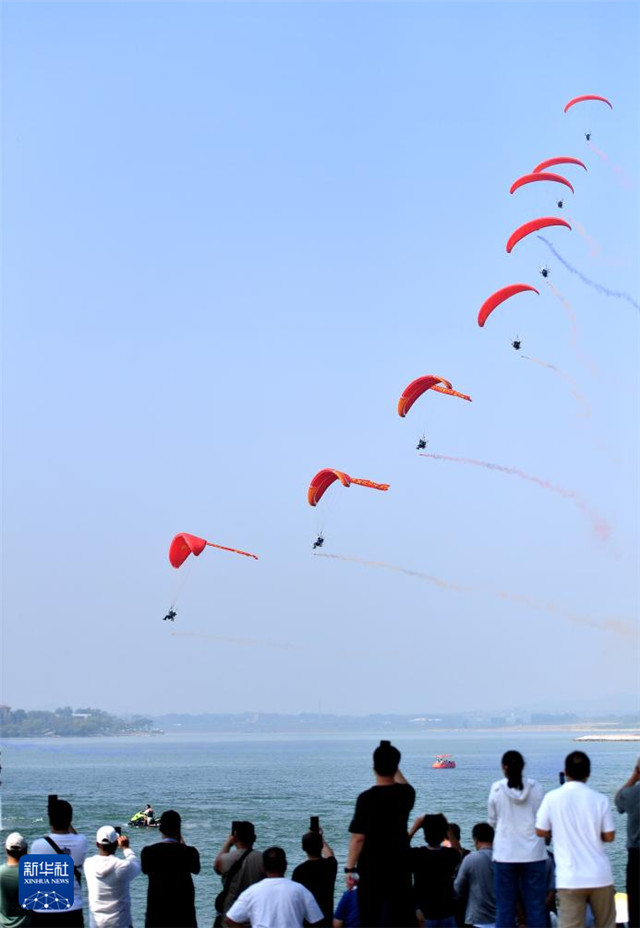 9月14日，游客在石家莊市元氏縣蟠龍湖景區(qū)游玩。新華社記者 王曉 攝