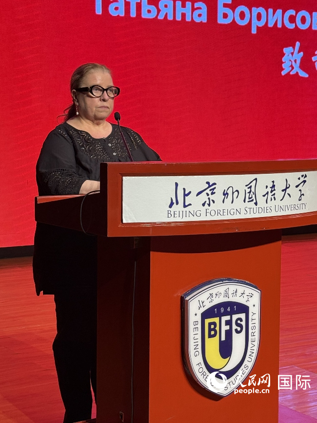 北京俄羅斯文化中心主任吳丹娜（塔季揚(yáng)娜·烏爾茹姆采娃）出席活動(dòng)并致辭。人民網(wǎng)記者 楊倩攝