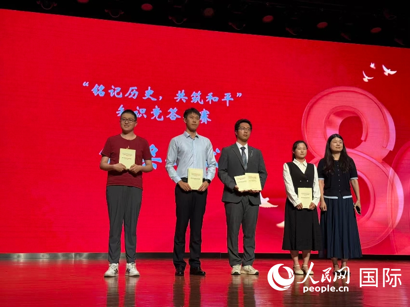 獲獎團隊代表上臺領(lǐng)獎。 人民網(wǎng)記者 楊倩攝