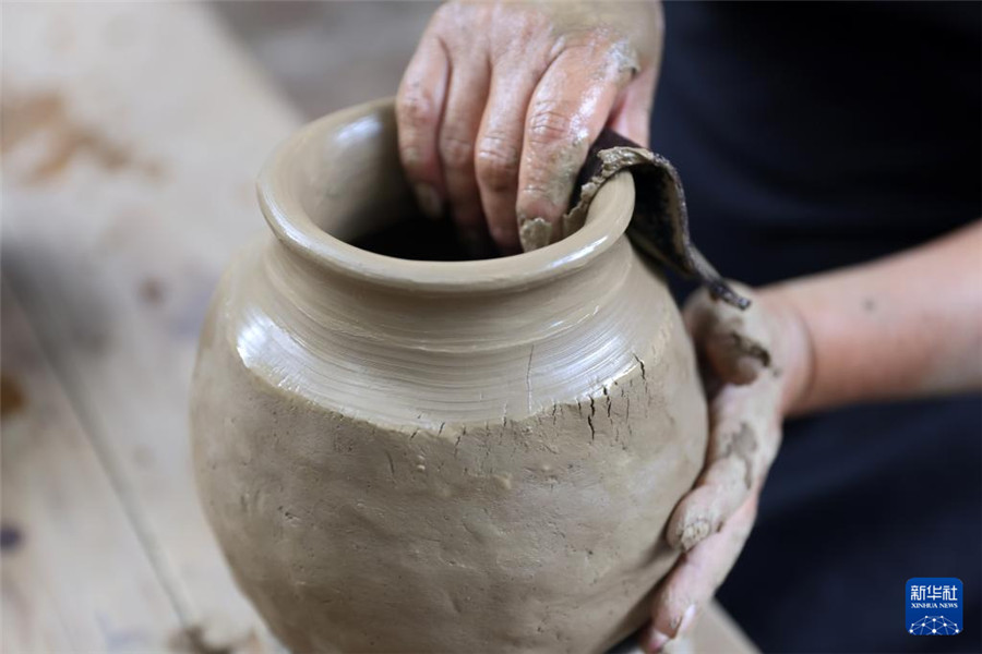 9月14日，在墨西哥瓦哈卡州的圣巴托洛科約特佩克市，一名黑陶手工藝者給陶土塑形。新華社記者 李夢馨 攝