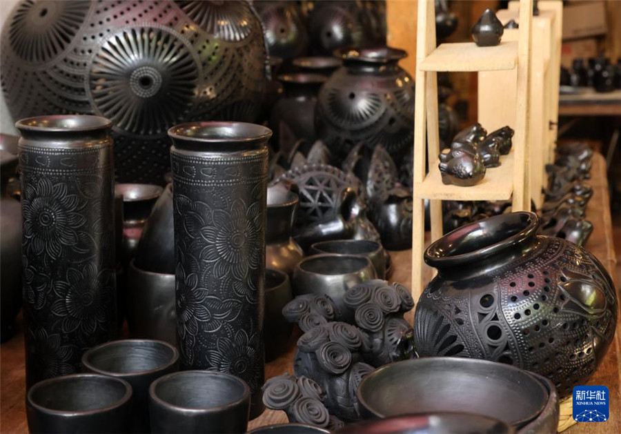 這是9月14日在墨西哥瓦哈卡州的圣巴托洛科約特佩克市一處黑陶工坊拍攝的黑陶制品。新華社記者 李夢(mèng)馨 攝
