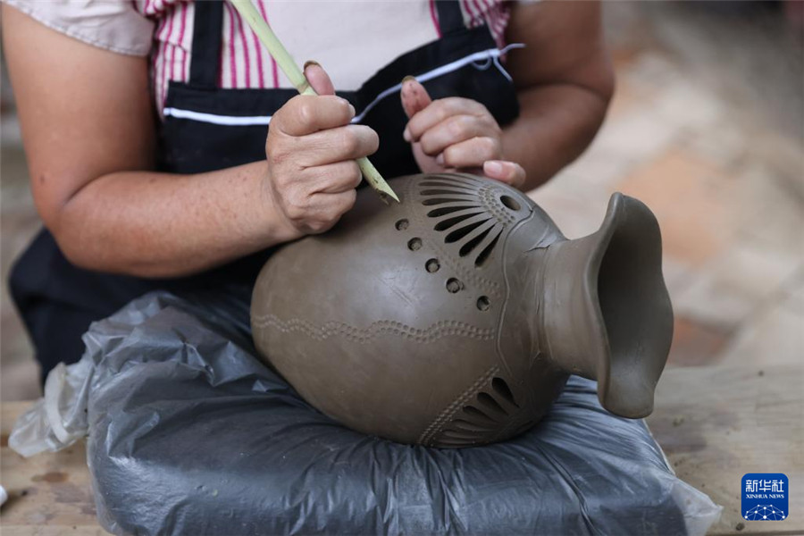 9月14日，在墨西哥瓦哈卡州的圣巴托洛科約特佩克市，一名黑陶手工藝者進行雕刻鏤空。新華社記者 李夢馨 攝