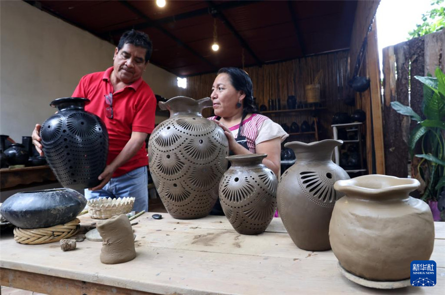 9月14日，在墨西哥瓦哈卡州的圣巴托洛科約特佩克市，黑陶手工藝者展示不同步驟下的黑陶制品。新華社記者 李夢馨 攝