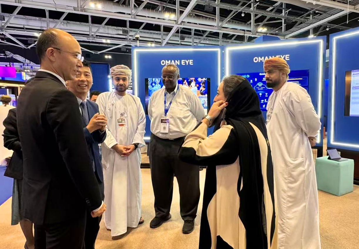 中阿代表交流“阿曼眼”應(yīng)用。 中國電信國際公司供圖