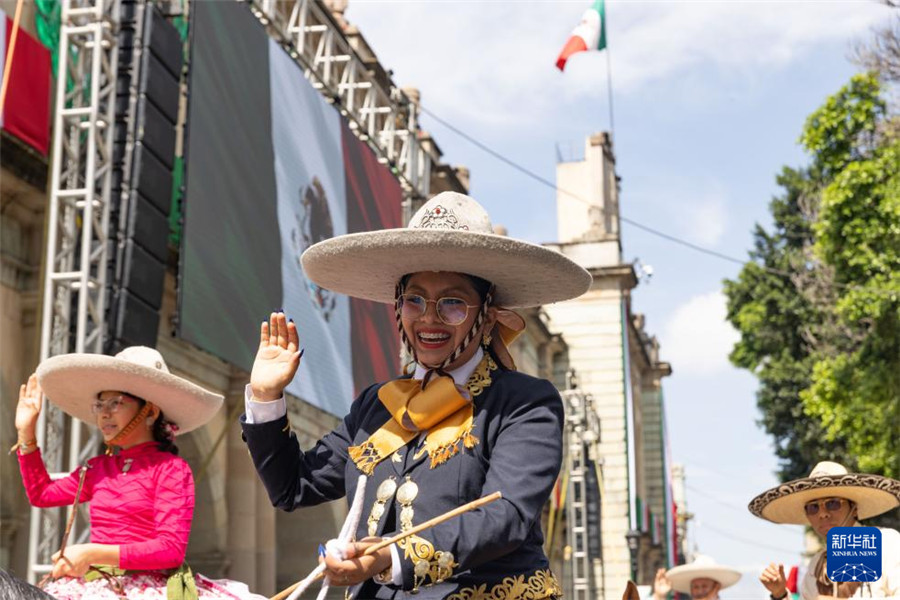 9月16日，在墨西哥瓦哈卡州的瓦哈卡市中心，身著傳統(tǒng)民族服裝的女孩騎馬參加獨(dú)立日慶?；顒?dòng)。新華社記者 李夢(mèng)馨 攝
