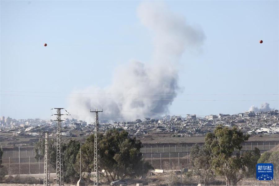 這是9月16日從加沙邊境以色列一側(cè)拍攝的加沙地帶遭襲后升起濃煙。新華社發(fā)（賈馬爾·阿瓦德攝）