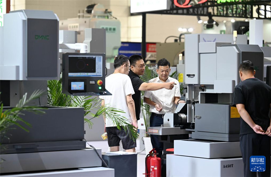 9月17日，參觀者在展會現(xiàn)場了解一款工業(yè)機床產品。新華社記者 趙子碩 攝