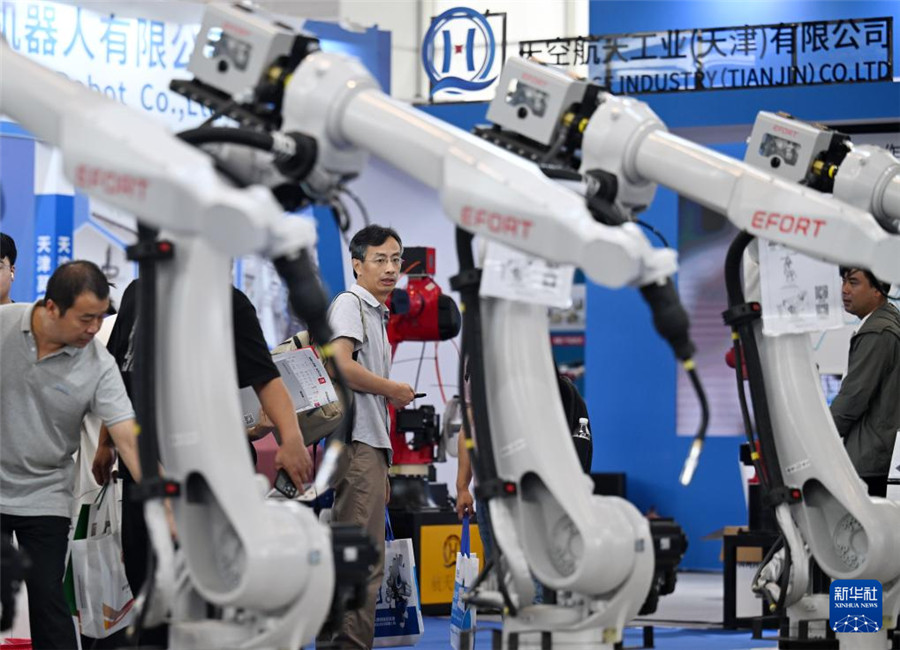 9月17日，參觀者在展會現(xiàn)場了解一款機械臂產(chǎn)品。新華社記者 趙子碩 攝