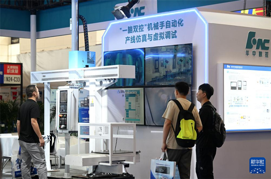 9月17日，參觀者在展會現(xiàn)場了解一款自動化產線仿真與虛擬調試設備。新華社記者 趙子碩 攝