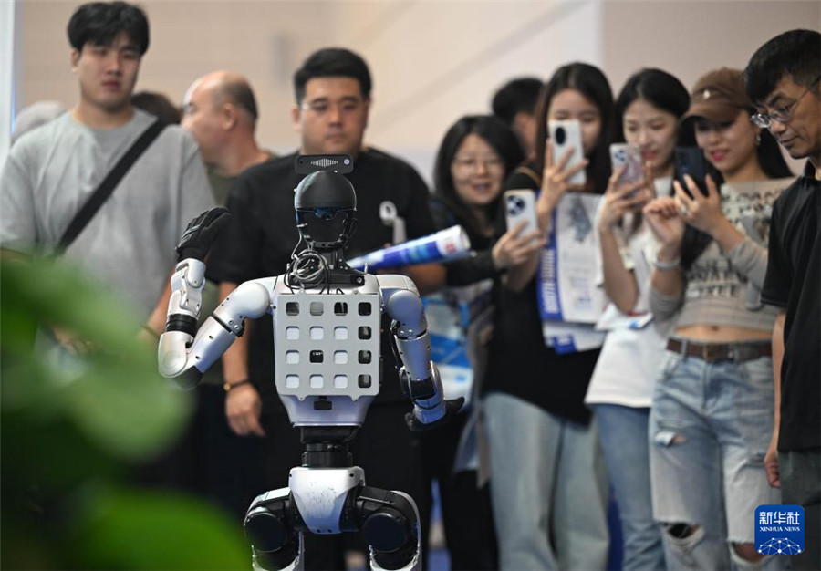 9月17日，參觀者在展會(huì)現(xiàn)場(chǎng)觀看一款人形機(jī)器人表演。新華社記者 趙子碩 攝