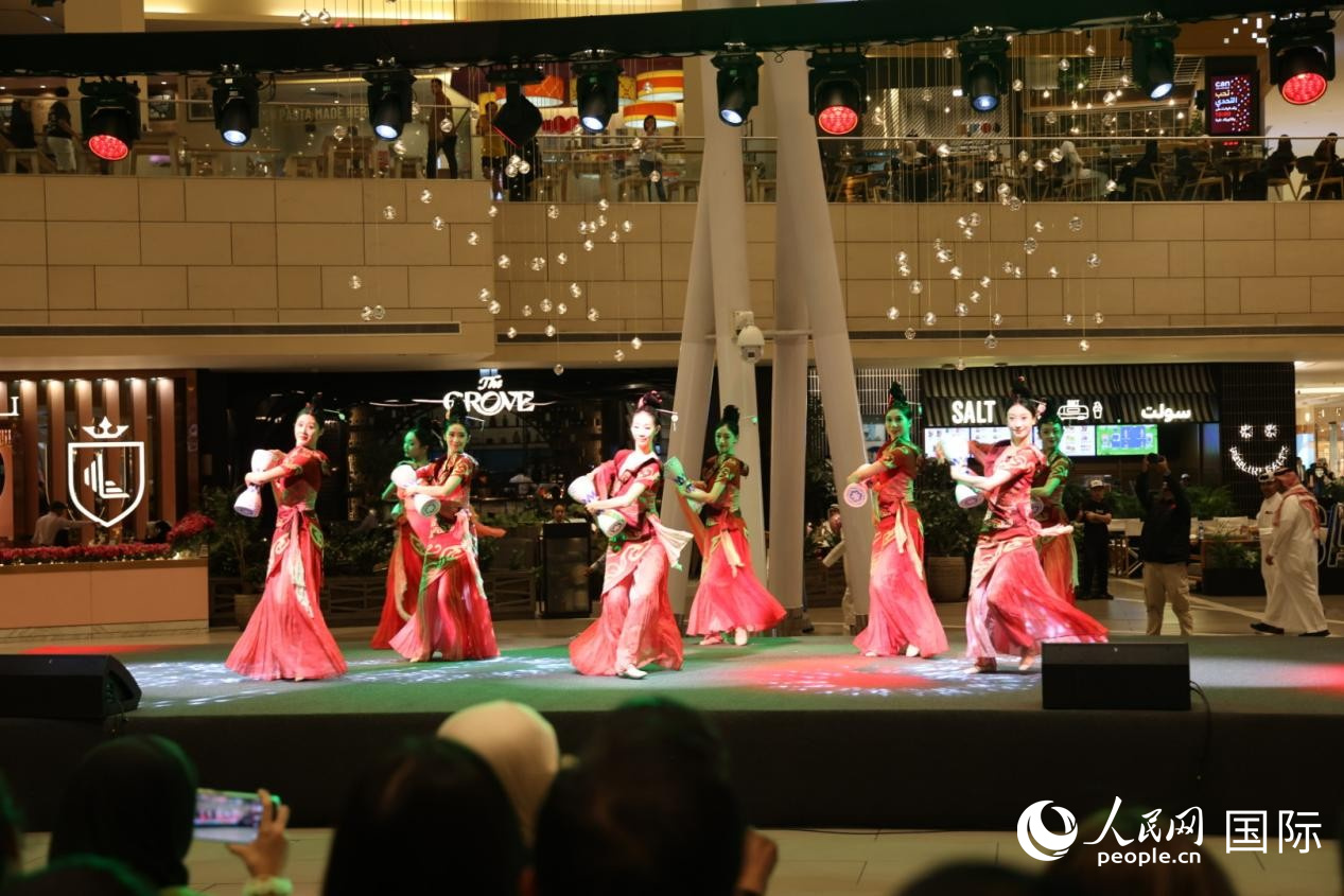 舞蹈《春夜喜雨》描繪出靈動秀美的錦城春色。人民網(wǎng)記者 張志文攝