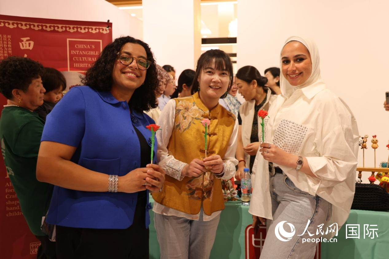 當(dāng)?shù)赜^眾體驗(yàn)面塑技藝。人民網(wǎng)記者 張志文攝