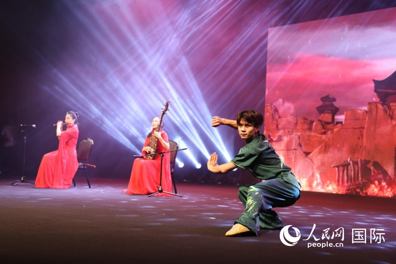 傳統(tǒng)民族樂器的新民樂與長拳展示。人民網(wǎng)記者 張志文攝