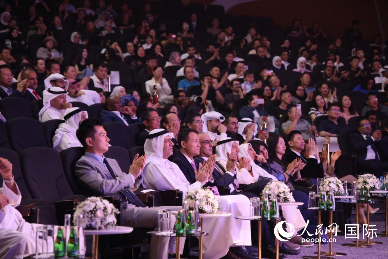 現(xiàn)場嘉賓與觀眾對演出報以熱烈掌聲。人民網(wǎng)記者 張志文攝