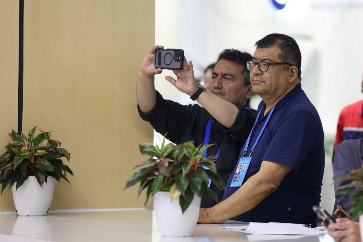 2025“一帶一路”媒體合作論壇中外媒體聯(lián)合采訪團在云天化天安化工采訪調(diào)研。人民網(wǎng)記者  張武軍攝