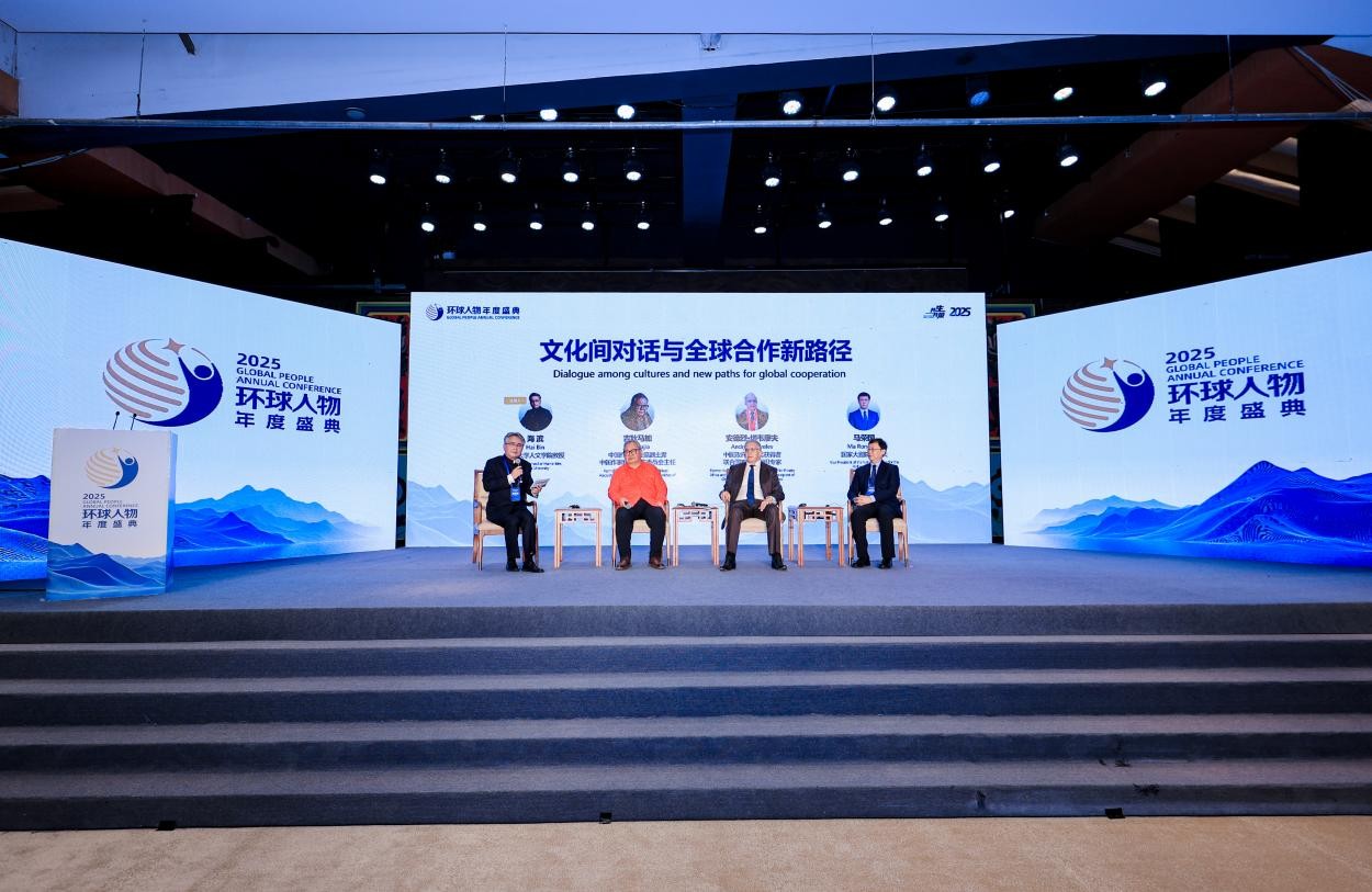 主持人海濱、吉狄馬加、安德烈·切韋廖夫、馬榮國在活動現(xiàn)場（從左至右）。