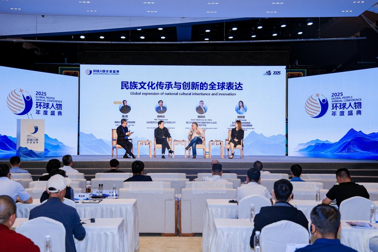 海濱、劉祺、維多利亞和劉正曦在活動現(xiàn)場（從左至右）。