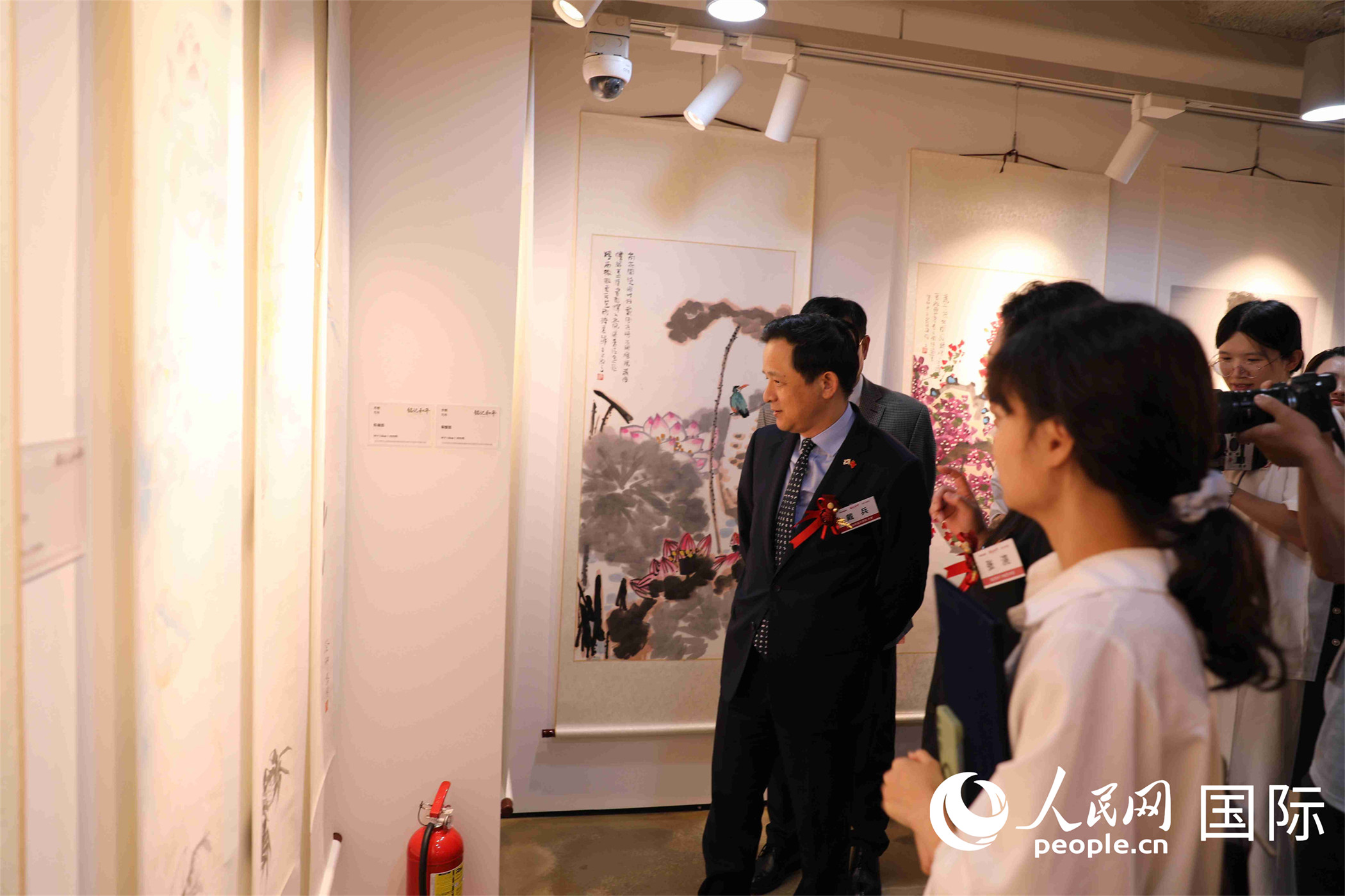 中韓嘉賓參觀書畫展展出的作品。人民網(wǎng)記者  莽九晨攝