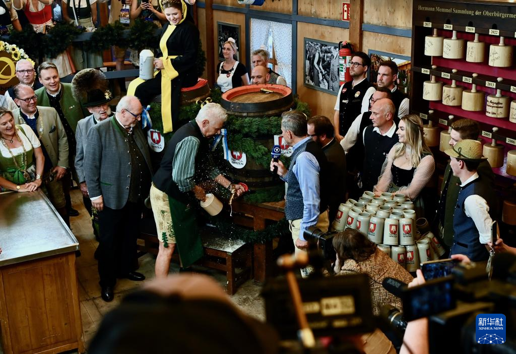 9月20日，德國慕尼黑市長迪特爾·賴特爾（中）開啟本屆啤酒節(jié)第一桶啤酒。新華社記者 張豪夫 攝