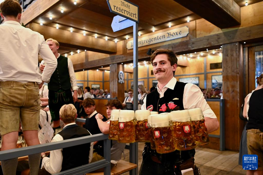 9月20日，工作人員在德國慕尼黑啤酒節(jié)現(xiàn)場運送啤酒。新華社記者 張豪夫 攝
