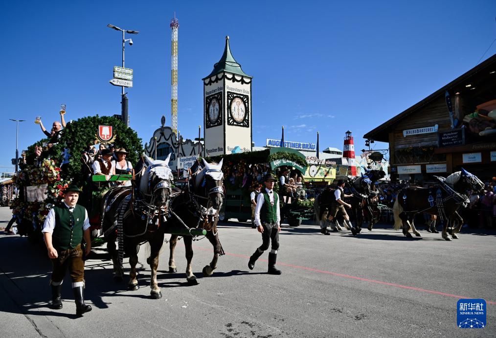 這是9月20日拍攝的德國(guó)慕尼黑啤酒節(jié)開(kāi)幕大游行現(xiàn)場(chǎng)。新華社記者 張豪夫 攝